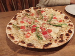 500円ピザ、アボカドとトマト