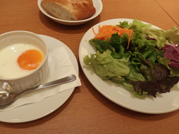 ビストロ石川亭の前菜：小海老入り卵のココット サラダ添え