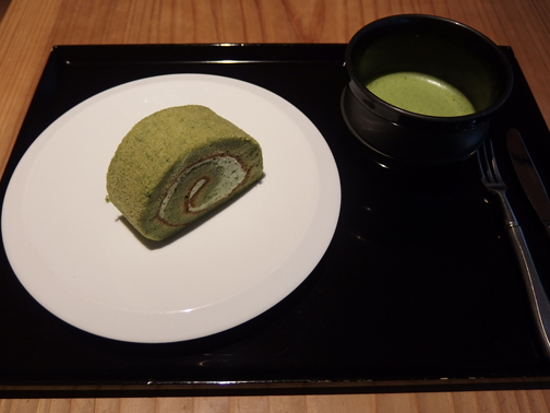 京都OKUのよもぎロールケーキと抹茶