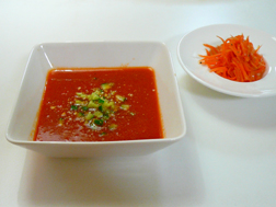 冷製トマトのスープと、にんじんサラダ