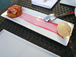 白桃のクラフティ　マダガスカル産バニラアイスクリーム