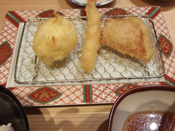やまみの天ぷら、半熟卵、海老、豚肉